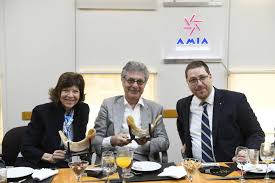 Sin esperarlo, el empresario argentino se encuentra en plena batalla contra el coronavirus: Amia Reconocio A Hugo Sigman Y A Silvia Gold Por Su Apoyo A Las Acciones De Arte Comunicacion Y Memoria Amia Comunidad Judia