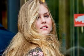 In deze Valentino-looks (Máxima's huidige favoriet) zouden wij Amalia graag  eens zien