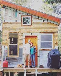 I Love This Diy Off Grid Cabin In The Woods The Best Part Is That It S Built On A Foundation Of Tree Stumps By Cabins In The Woods Off Grid Cabin