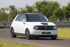 Honda e advance similar range 8% faster acceleration similar energy consumption similar fastcharging speed. Prototypen Fahrt Im Honda E Heise Autos