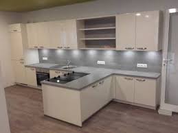 Landhausküche über eck, mit spülmaschine, elektroherd, dunstabzugshaube und kühlschrank. Siedlerkuechen De Bernd Siedler Siedlerkuchen Kueche Kueche Kuchensiedler Kuchen Kuchen Kuechen Kuechen Einbaukuche Einbaukueche Einbaukuchen Einbaukuechen Kuchenplaner Kuechenplaner Modellkuche Musterkuche Ovelgonne Hambuhren