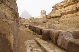 Er wurde vor mehr als 2000 jahren gebaut, als die ptolemäer in ägypten herrschten, eine griechische dynastie. Sphinx Valley Tempel Gizeh Neben Dem Taltempel Schliesst