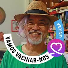 A árvore do sangue de dragão, nativa apenas da ilha de Socotra, destaca-se  pela sua coroa em forma de guarda-chuva e pela sua impressionante seiva  vermelha. Esta árvore única não é encontrada