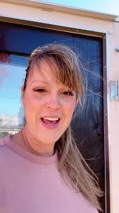 Melissa Ridge's Instagram, Twitter & Facebook