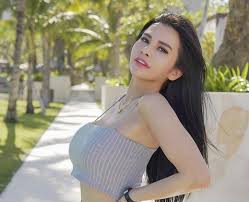Dewi malu, ngga punya baju bersih, baju yang tadi kan kotor, ada bekas darah dan tanah bekas dewi jatuh, jawabnya. 5 Foto Seksi Maria Vania Pakai Baju Renang Hot Mana Ketimbang Paige Spiranac Okezone Sports