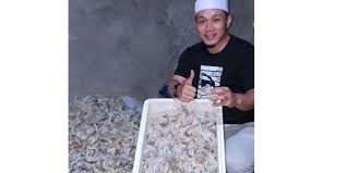 Harga sarang walet di tahun ini tergolong cukup stabil dan semakin merangkak naik hal tersebut tergantung dari faktor supply and demand, penawaran (supply) sarang burung walet bulu ringan (bahan baku) mulai berkurang sebab musim hujan sudah berakhir, dan masuk ke musim kemarau. Virus Corona Intervensi Harga Sarang Burung Walet Korankaltim Com