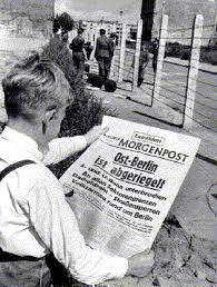 Berliner mauer, pronounced bɛʁˌliːnɐ ˈmaʊ̯ɐ ()) was a guarded concrete barrier that physically and ideologically divided berlin from 1961 to 1989. Geschichte Der Berliner Mauer