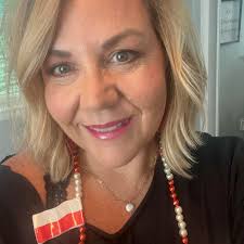 Been meaning to try this place for a while... Good vibes, great pies  (Mana'eesh) Damask Rose Cafe is definitely gonna be my go to any time in in  the area!