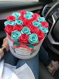 Buchetino Round Box With Blue And Pink Roses Beautiful Flowers Flower Boxes Pink Roses
