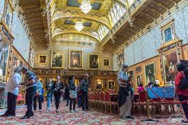 Windsor castle is the oldest and largest occupied castle in the world. Visiteurs Non Identifies A L Interieur De Palais Royal Medieval Du Chateau De Windsor Le Chateau De Windsor Est Une Residence Royale A Windsor Dans Le Comte Anglais Du Berkshire Il A Ete