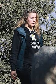 Mena suvari and jennifer bartels. Alicia Silverstone Out For Hike In Los Angeles 12 20 2020 Celebmafia