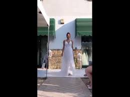 Ha rivelato ciò che accade fuori dalla casa ai suoi coinquilini (il che non sarebbe concesso), snocciolando dettagli sul covid e sui tamponi, e avrebbe anche detto loro dell'ipotesi di prolungare il. Marialaura De Vitis La Nuova Giovanissima Fidanzata Di Paolo Brosio Corriere Tv