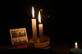 Berikut lima lampu darurat yang juga bisa jadi senter hingga power bank dan bisa dibeli di situs belanja. 6 Hal Yang Tidak Boleh Dilakukan Saat Mati Listrik Halaman All Kompas Com