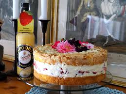Bananenbrot ist eine süße, verdammt leckere kombination aus kuchen und brot. Sommerliche Eierlikortorte Gefullt Mit Erdbeeren Und Eierlikorsahne Frischkasecreme Kuchenrezepte Mit Eierlikor Verpoorten