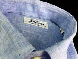 La camicia di lino da uomo di base ha un collo della camicia e bottoni su di esso. Camicie Di Lino Da Uomo Ad Ancona Camiceria Smeralda