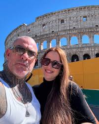 Henrique Fogaça exibe corpo todo tatuado em viagem com a esposa pela  Itália; fotos