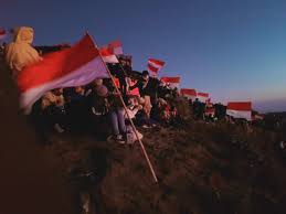 Detik detik pengibaran bendera merah putih 2020 di gunung merbabu. Peringati Hut Ri Puluhan Pendaki Kibarkan Bendera Di Puncak Gunung Batur Ringtimes Bali