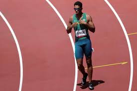 Runners start in staggered positions and race in separate lanes for the entire course. Qod5lg79vhjqqm
