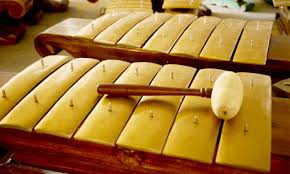 Berikut ini akan kami sajikan nama alat musik tradisional beserta gambar dan cara memainkannya dari seluruh indonesia, yang pertama adalah cara penggunaan alat musik ini dengan cara dipukul menggunakan alat pemukul khusus. Alat Musik Gamelan Tradisional Provinsi Jawa Tengah Media Pendidikan