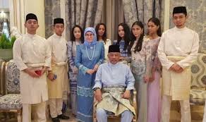 Tengku puteri jihan yang berusia 17 tahun berkata beliau berasa bangga dan selesa mengenakan baju kurung milik bonda yang mempunyai nostalgia tersendiri. Kenali Puteri Dan Puteri Ydpa Al Sultan Abdullah Santai Sini