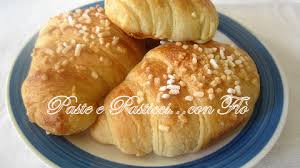 I pezzi di rosticceria siciliana: Cornetti Con Impasto Rosticceria Siciliana