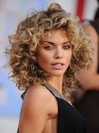 Femme cheveux mi longs boucles coiffure femme cheveux mi longs boucles. Coiffure 30 Plus Jolis Modeles Coupes Degradees Pour Femme Tendance 2020