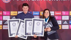 Diese leistung bringt ihn zur nummer 1 auf der rangliste der besten torschützen in der bundesliga. Bundesliga Robert Lewandowski Funf Tore Vier Weltrekorde Fc Bayern Munchen