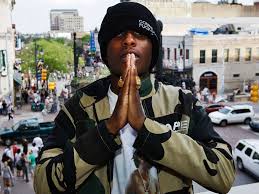 It is his signature hairstyle, later which got more or less crowded orientation. U2uj0sch5i Xmm