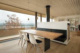 Bequeme Ledersitzbank Am Raumteiler Montiert Kachelofen Modern Haus Und Wohnen Wohn Esszimmer