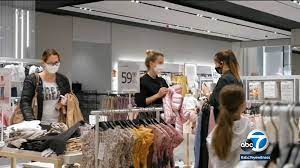 California will loosen its pandemic mask mandate to align with new federal guidance saying that fully vaccinated people can gather outdoors or dine at an outdoor restaurant without face coverings. California Mask Mandate Where Do I Have To Wear A Mask After Ca S June 15 Reopening Abc30 Fresno