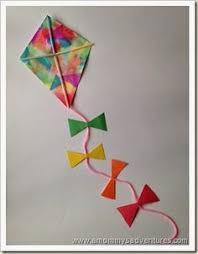 Un sac en papier style kraft (j'ai utilisé un sac de course que j'ai retourné pour ne plus voir les dessins. 25 Diy Kite Activities For Five Year Olds Kites Craft Diy Kite Spring Crafts For Kids