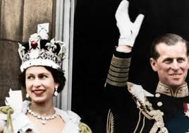 La imagen muestra a una sonriente reina isabel ii con los miembros de la familia real en el salón del trono de buckingham palace. Reina Isabel Ii Archivos Harper S Bazaar Mexico Y Latinoamerica