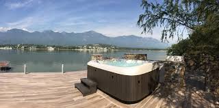 J 480 Le Spa 6 Personnes De Jacuzzi Pose Sur Une Terrasse En Bois Spa Jacuzzi Baignoire Jacuzzi