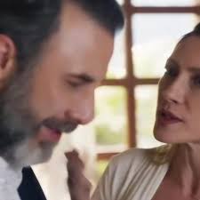 Mania de Você: Diana cai para trás com intimidade de Hugo com homem