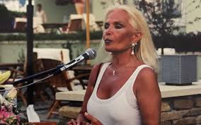 Gönül yazar şarkıları ve yıllardır dillerden düşmeyen güzelliği ile konuşulan ünlü ses sanatçısıdır.neredeyse herkesin, her yaştan kimsenin diline dolaşan bir şarkıya baktığımızda gönül yazar sesi ile karşılaşmak mümkün. 6yrmovhxwpk1km