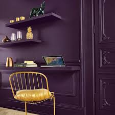 Un Mur Couleur Aubergine Pour Le Coin Bureau Meilleursplansdedecod Interieur Purple Living Room Yellow Room Yellow Interior