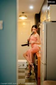 XiuRen秀人网-6437-加朵Babe-粉色露肩连衣裙真空-2023.03.20 | 咔咔西三| 高清美女写真图集