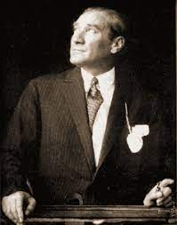 Ancak atatürk tarihi net bir şekilde bilmediğinden en uygun günün 19 mayıs olacağını düşünmüştü. Mustafa Kemal Ataturk New World Encyclopedia