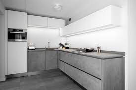 kasten werkblad en vloer van hetzelfde materiaal ceramistone concretto dat is geen enkel probleem bij deze keuken ontwerp grijze en witte keuken keuken idee