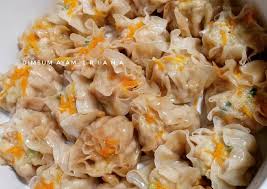Siomai atau siomay adalah kuliner makanan ringan yang terbuat dari bahan daging atau ikan seperti ikan tenggiri, daging ayam , daging kepiting. Resep Dimsum Ayam Rumahan