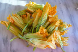 Sbucciare la zucca e spezzettarla. Ricetta Risotto Ai Fiori Di Zucca E Speck Pinkitalia