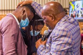See what makamu sibusiso (makamus) has discovered on pinterest, the world's biggest collection of ideas. South Africans React To Bishop Makamu And His Wife Hugging It Out Drum