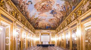 Benutzte diesen verborgenen verbindungsweg, um von seiner damaligen residenz, dem palazzo vecchio, über den arno hinweg zum palazzo pitti zu gelangen, der ebenfalls als hofresidenz der medici diente. Auf Den Spuren Der Medici In Florenz Welcome To Italia