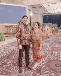 Ada baju kondangan muslim syar'i couple pernikahan brokat batik terbaru. 8 Busana Kondangan Couple Terbaru Warnanya Kalem Dan Nggak Kembar Banget