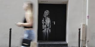 L Oeuvre De Banksy Sur Une Porte De Secours Du Bataclan Banksy Les Oeuvres Hommage Aux Victimes