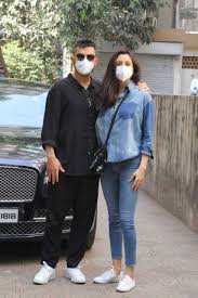 There are now videos from the. Virat Kohli Anushka Sharma Snapped At A Clinic In Khar
