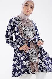 Model baju batik wanita memang tidak ada habisnya selalu muncul dengan desain kombinasi yang lebih berpariasi sehingga sampai sekarang pengguna batik memang terus bertambah peminatnya. 50 Model Baju Batik Kantor Wanita Berjilbab Kombinasi Dan Atasan