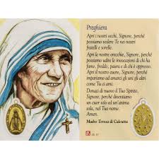 Vi proponiamo le frasi più belle di madre teresa di calcutta sul matrimonio, gli aforismi, le poesie sull'amore, i pensieri sul tema della famiglia, le frasi celebri e religiose di ringraziamento da inserire nel libretto del matrimonio e quelle. Preghiere Prima Comunione Madre Teresa Cerca Con Google Baseball Cards Male Sketch Baseball