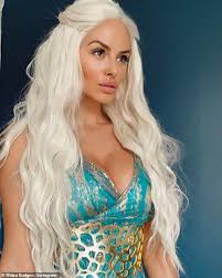 He told daenerys that he had agreed a marriage between her and dothraki. Rhian Sugden Kanale Game Of Thrones Charakter Daenerys Targaryen In Der Blonden Perucke Aktuelle Boulevard Nachrichten Und Fotogalerien Zu Stars Sternchen