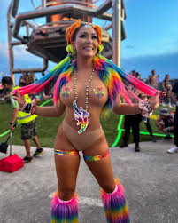 Rave girl - heart of the party